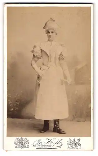 Fotografie Fr. Hoefle, Augsburg, Portrait junge Frau im Kostüm als Postillon zum Fasching