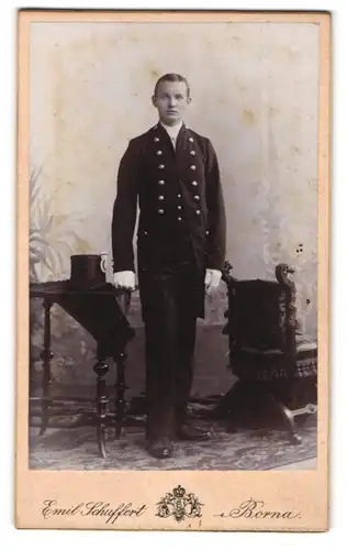 Fotografie Emil Schuffert, Borna, Portrait junger Mann als Kutscher in Uniform mit Zylinder
