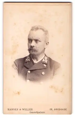 Fotografie Hansen & Weller, Kopenhagen, Portrait dänischer Postbeamter in Uniform mit Moustache