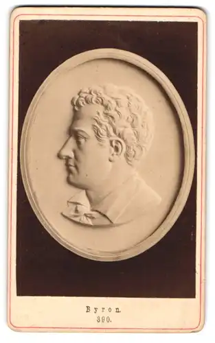 Fotografie unbekannter Fotograf und Ort, Relief des Schrifststellers Georg Gordon Byron genannt Lord Byron