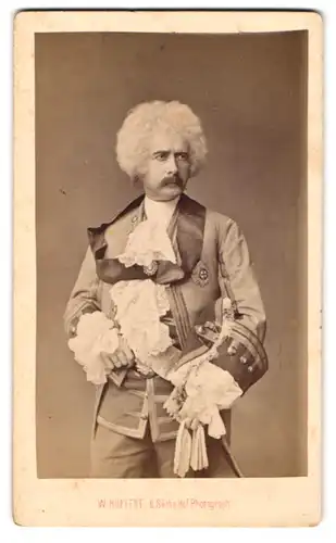 Fotografie W. Höffert, Dresden, Portrait Schauspieler Friedrich Haase als Graf Thorande im Stück Der Königsleutnant