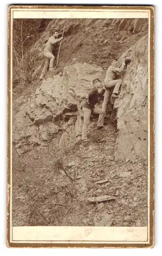 Fotografie unbekannter Fotograf und Ort, K. K, Gebirgsjäger bei Kletter Übungen am Hang