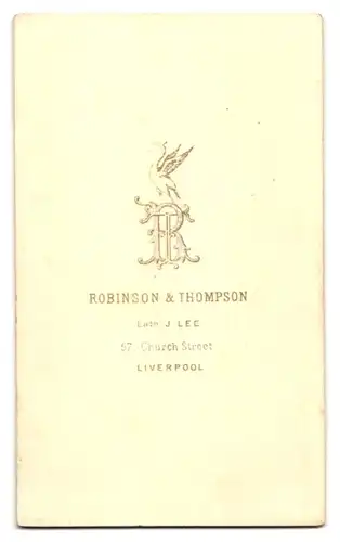 Fotografie Robinson & Thompson, Liverpool, Portrait junger Knabe als Jäger mit Gewehr vor einer Studiokulisse