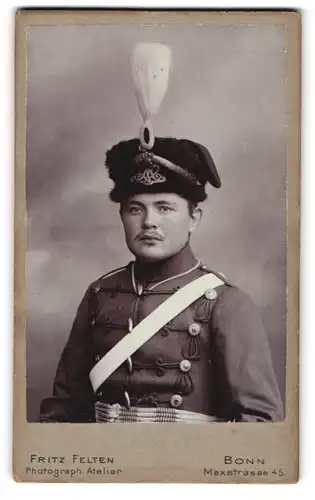 Fotografie Fritz Felten, Bonn, Portrait Husar in Uniform Husaren Rgt. 7 König Wilhelm I. mit Kolpak