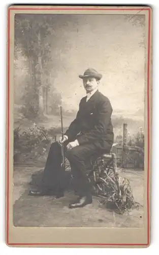 Fotografie unbekannter Fotograf und Ort, Schütze mit Luftgewehr posiert im Atelier