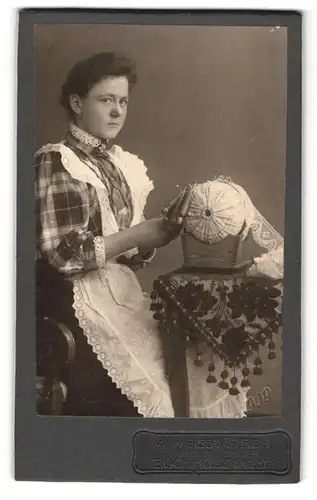 Fotografie W. Weissgärber, Buchholz i. Sa., Portrait junge Sächsin im karierten Kleid beim Klöppeln
