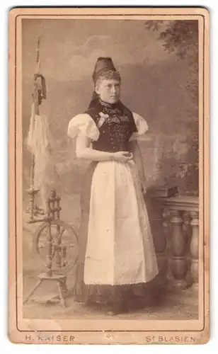 Fotografie H. Kaiser, St. Blasien, Portrait junge Frau in Württembergischer Tracht mit Spinnrad, 1888