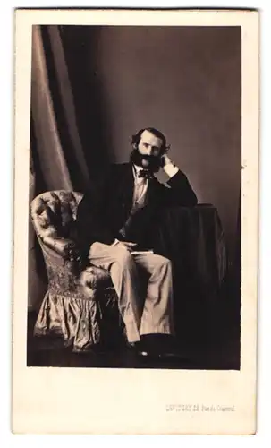 Fotografie Levitsky, Paris, Portrait Earl Gilbert Nugent-Westmeath im Anzug mit Backenbart