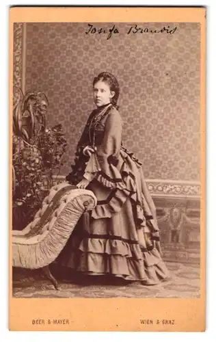 Fotografie Beer & Mayer, Graz, Portrait Gräfin Jospeha von Brandis im Biedermeierkleid