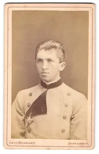 Fotografie Carl Wichmann, Stargard, Portrait Graf Dimitrij Ornikoff in Uniform