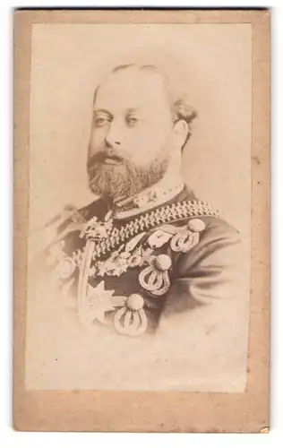 Fotografie unbekannter Fotograf und Ort, Portrait König Edward VII. von England in Uniform mit Orden