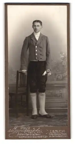 Fotografie Max Wörsdorfer, Berlin, Portrait junger Mann als Page in Dienstuniform