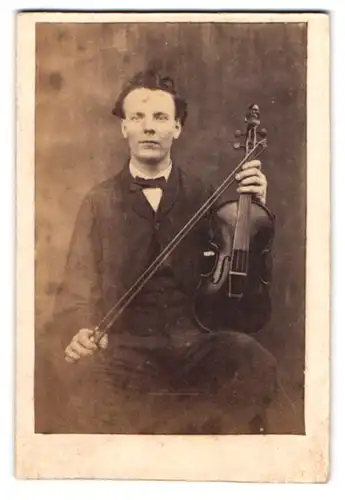 Fotografie unbekannter Fotograf und Ort, junger Mann mit seiner Geige / Violine im Atelier