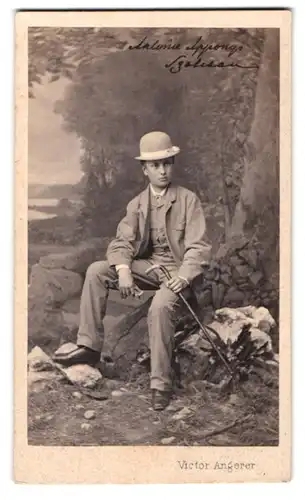 Fotografie Victor Angerer, Wien, Portrait junger Graf Lajos Apponyi im Anzug mit Melone und Flanierstock