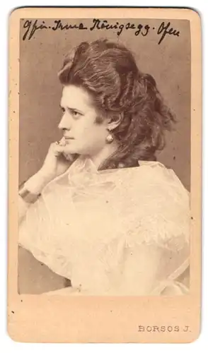 Fotografie Josef Norsos, Pesten, Portrait Gräfin Irma Königsegg im Tüllkleid mit Locken