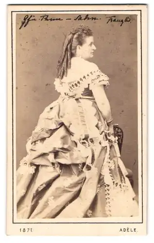 Fotografie Adele, Wien, Portrait Gräfin Christiane Thun-Salm im schultefreien Kleid, Rückenportrait