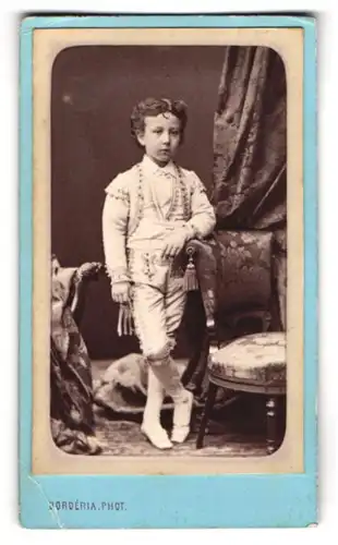 Fotografie A. Borderia, Reims, Portrait junger Knabe im Bühnenkostüm posiert im Atelier