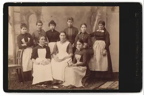 Fotografie V. Bieganowski, München, Portrait Gruppenfoto von Dienstmädchen in Uniform
