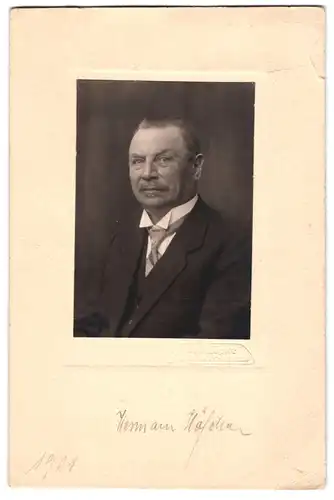 Fotografie Joh.Lüpke, Berlin, Portrait Porzellan Händler Hermann Höfchen, Berliner Hoflieferanten Firma Gebrüder Höfchen