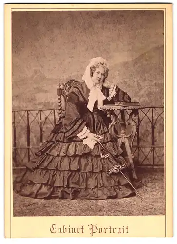 Fotografie Tschopp, Wien, Portrait Gräfin Emma von Wickenburg d`Orsay im Biedermeierkleid