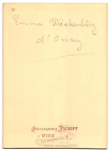 Fotografie Tschopp, Wien, Portrait Gräfin Emma von Wickenburg d`Orsay im Biedermeierkleid