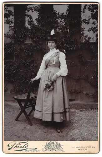 Fotografie Robert Thiele, Wien, Portrait junge Frau als Schützenkönigin im Kleid mit Schärpe 1905