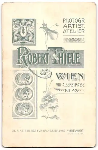 Fotografie Robert Thiele, Wien, Portrait junge Frau als Schützenkönigin im Kleid mit Schärpe 1905