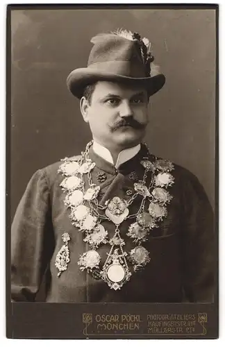 Fotografie Oscar Pöckl, München, Portrait Schützenkönig mit Schützenkette, Münchner Kindl, 1907