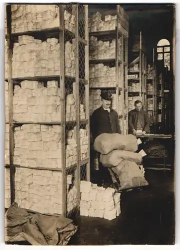 Fotografie Fritz Pockczerwinski, Berlin, Ansicht Berlin, Postbeamte im Postzentrum beim Sortieren, Verladen der Briefe