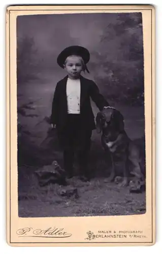 Fotografie P. Adler, Oberlahnstein a. Rh., kleiner Knabe im Anzug mit Hundefigur im Atelier