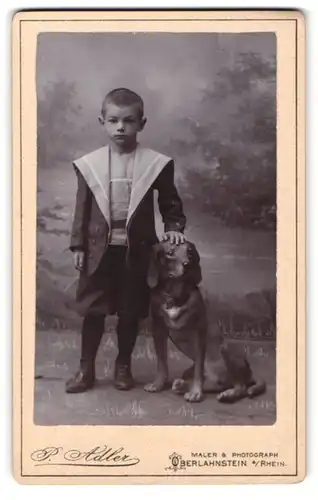 Fotografie P. Adler, Oberlahnstein a. Rh., junger Knabe im Anzug mit Hundefigur