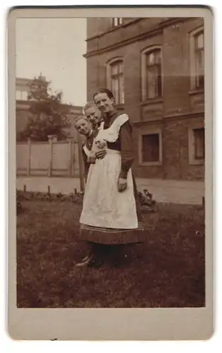 Fotografie unbekannter Fotograf und Ort, Portrait drei junge Mädchen als Hausmädchen schauen in die Kamera