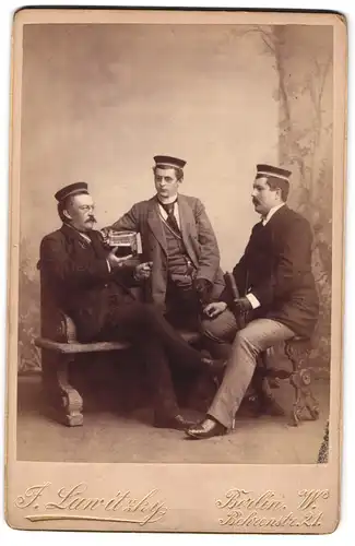 Fotografie J. Lawitzky, Berlin, Portrait drei ältere Studenten in Anzügen mit Berliner Weisse Glas, Couleur