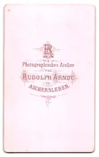 Fotografie Rudolph Arndt, Aschersleben, Portrait Studenten, einer im Anzug und einer im vollen Wichs mit Biertönnchen