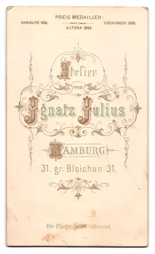 Fotografie Ignatz Julius, Hamburg, Herr im Anzug mit buschigen Backenbart