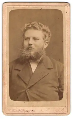 Fotografie W. Zink, Gotha, Portrait korpulenter Herr im Anzug mit struppigem Vollbart