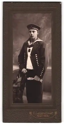 Fotografie C. Langenschwadt, Kiel, Portrait junger Matrose in Uniform mit Mützenband Halbflottille