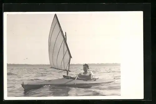 Foto-AK Junger Herr selbstzufrieden Segelsport betreibend