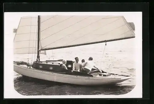 Foto-AK Kleine Familie bei einem Ausflug mit dem Segelboot, Segelsport