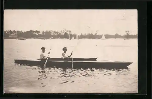 Foto-AK Ruderer in einem Zweier auf einem See