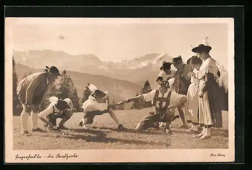 AK Älpler in Trachten beim Fingerhakeln mit Alpenpanorama, Kraftsport