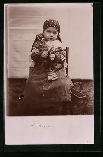 Foto-AK Junges Mädchen beim Stricken