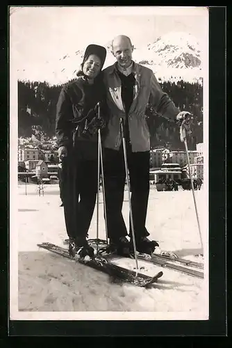 Foto-AK Paar beim Skifahren mit Bergpanorama