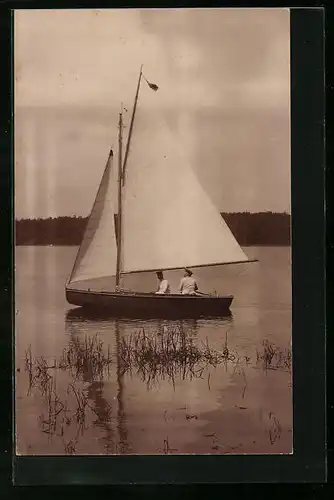 AK Segelboot mit Zwei-Mann-Besatzung auf einem See