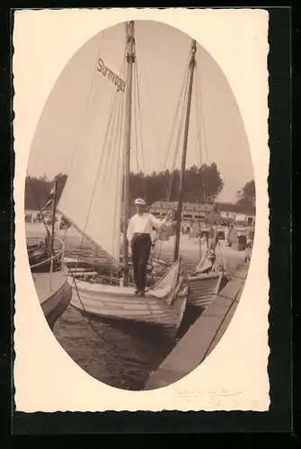 AK Skipper auf seinem Segelboot Sturmvogel am Anlegestag am Strand