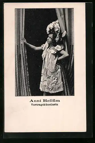 AK Varietekünstlerin Anni Rellüm im Bühnenkostüm am Vorhang