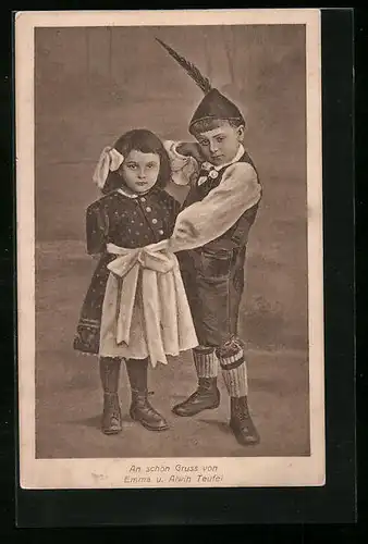 AK Die kleinen Varietekünstler Emma und Alwin Teufel vor Landschaftskulisse