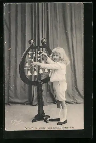 AK Musiker Richard mit Glockenspiel in seinem Orig.-Musikal-Akrob.-Akt