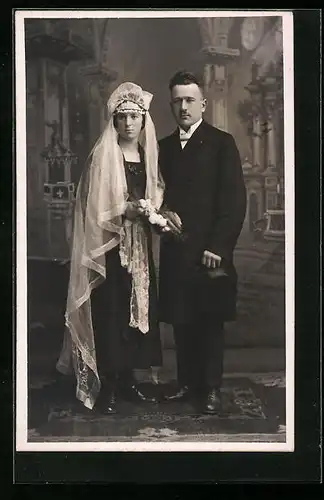 Foto-AK Hochzeitsporträt eines vermählten Paares in der Kirche
