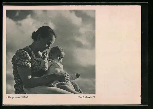 AK Mutterglück, Frau mit Baby auf dem Schoss
